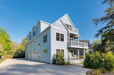 Luxury Beach Home-6 Bedroom-Firepit, Game Room- Beach Access -Walk to Beach&Town Goodwill Industries of Southwestern Michigan附近的飯店