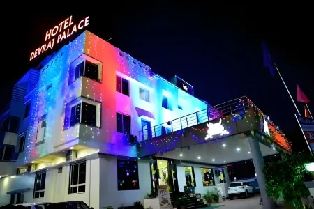 Hotel Devraj Palace Отели рядом с достопримечательностью «Rajarajeshwara Temple»