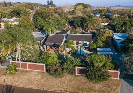 Ama Zulu Guesthouse & Safaris Отели рядом с достопримечательностью «Thanda Safari - Private Game Reserve»