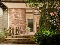 Gamelan Hotels in Maniwa