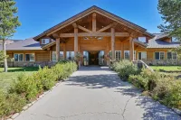 Headwaters Lodge & Cabins at Flagg Ranch Hoteles cerca de Old Faithful