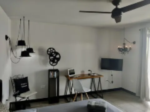 Beautiful studio with pool, very close to Eagle Beach 鷹海灘酒店