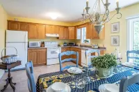 Perfect for couples or the family. Walk downtown, to beach or hiking trails.