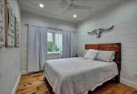 Family and pet friendly cabin on a creek. 10 minutes to downtown Cashiers