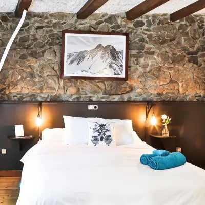 Hostal Cisco de Sans Hotel dekat Casa de la Vall