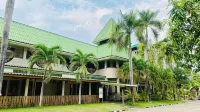 Phuphan Park Hotel Hotels near Wat Sapansri
