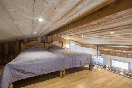 *Le Chalet J* summer 8 travellers / winter 6 travellers