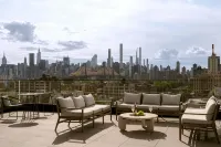 The Dutch Hotel Long Island City, Sonder