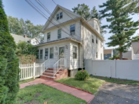 11 マイル トゥ マンハッタン: ペットフレンドリー デュプレックス ウィズ ヤード！ ティーネックのホテル