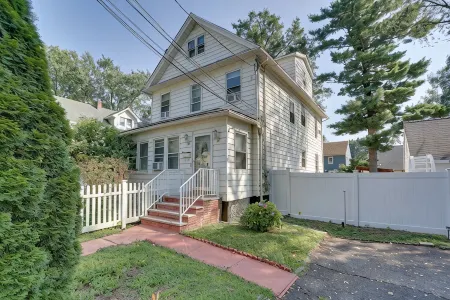 11 Mi to Manhattan: Pet-Friendly Duplex w/ Yard!