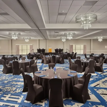 DoubleTree by Hilton Williamsburg Отели в г. Робертс