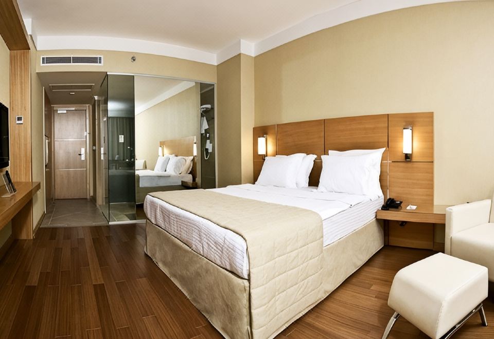 Anemon Grand Malatya Otel의 야외 수영장 및 휴식 공간