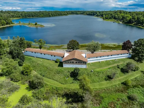 Fox Lakeview Lodge