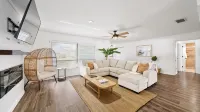 Cozy Coastal Home: Pool + Close to Beaches - 3 ดาว