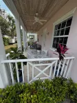 Breathtaking Poolfront 3-Bedroom Condo, Just 8-Min Walk to Pristine Beach! - 3 étoiles