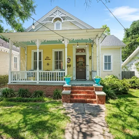 Pet-Friendly Cottage, Walk to Downtown Entertainment & Parades!