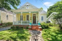 Pet-Friendly Cottage, Walk to Downtown Entertainment & Parades!