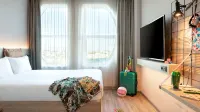 Moxy the Hague