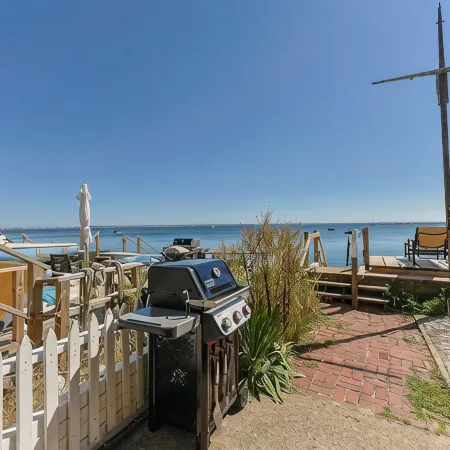 Waterfront Loft 1BR / Bayfront Deck + Beach Access