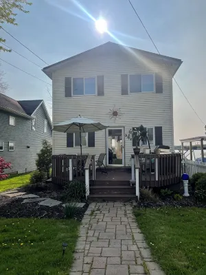 Charming Lakefront - Waterfront 2-bedroom 2-bath on Conesus Lake - Pet Friendly - Homestays