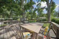 Earth & Echo-Nature-Inspired -  Themed Bedrooms + Firepit + Walk to Brookside