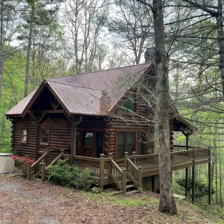 Charming 3-bedroom cabin with WiFi, AC ten mins from downtown Blue Ridge