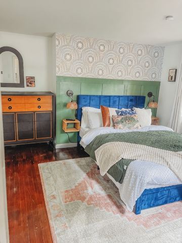 Boho 3-bedroom apt with fully supplied kitchen, WiFi, AC - Oldest Home in Oswego