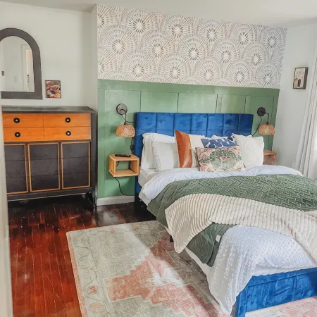 Boho 3-bedroom apt with fully supplied kitchen, WiFi, AC - Oldest Home in Oswego