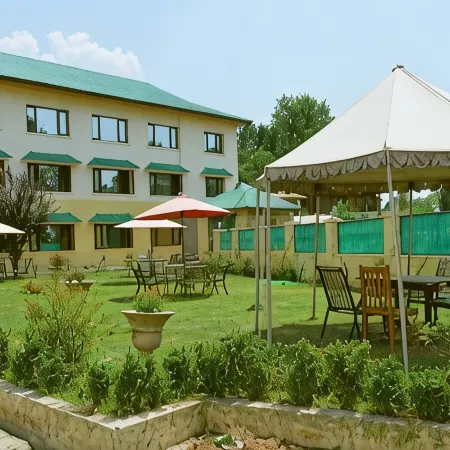 Hotel Curio's All Seasons