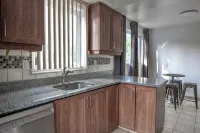 3BR 6Beds 5min Walk distance to Metro, Free Parking, next to Place Bell AC - 4 stelle