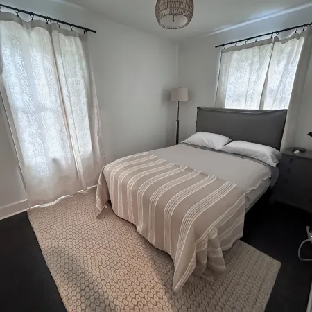 Fabulous 3-bedroom house with AC in charming Elgin Отели в г. Элджин
