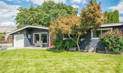 The Red Door Retreat with Huge Pool and Hot Tub