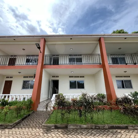 Luxury Lakeview flat 8 mins from Speke Resort