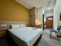 OYO 91290 Cozitel - parking