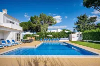 7 Bedroom Private Villa Tenazinha II, with heated pool โรงแรมใน