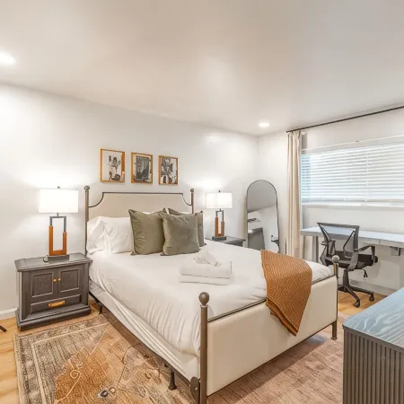 Designer Living Pet-Friendly Unr 2Bd 1BA
