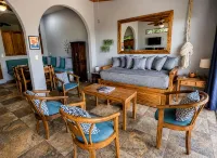 Breathtaking Ocean Vistas, Jungle Bliss, Walk to Eateries & Beach, Fast Internet