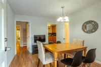 Marbella Lane - 3BR House Dtwn RWC Parking - Homestays