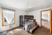 Big beautiful house with lots of room and amazing mountain and ocean views!!! - Hot Tub