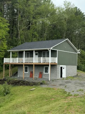 RiverView Cabin 2 Bedroom/1 Bath, Deck w/Hot Tub & Beautiful View/Fire Pit/Grill