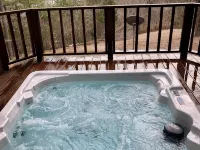 Secluded 3 Acres on the White River.  Custom Cabin with HotTub and Fire Pit!!! Hotel di Izard County