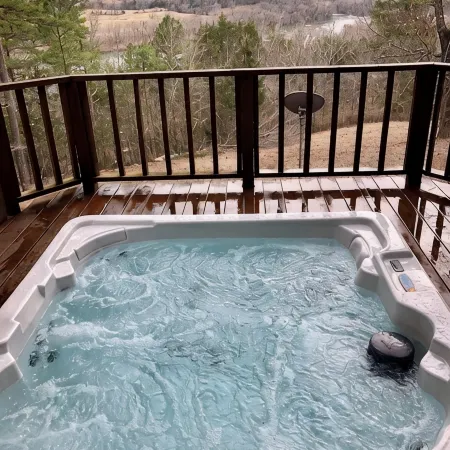 Secluded 3 Acres on the White River.  Custom Cabin with HotTub and Fire Pit!!! Отели в г. Изард
