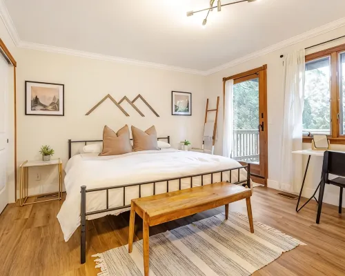 Serene Treetop Getaway- Cozy & Modern Tri-Level Mountain Cabin Ξενοδοχεία στην πόλη Crestline