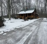 3-bedroom cabin in country setting with AC, WiFi, 15-20 min. to local wineries.