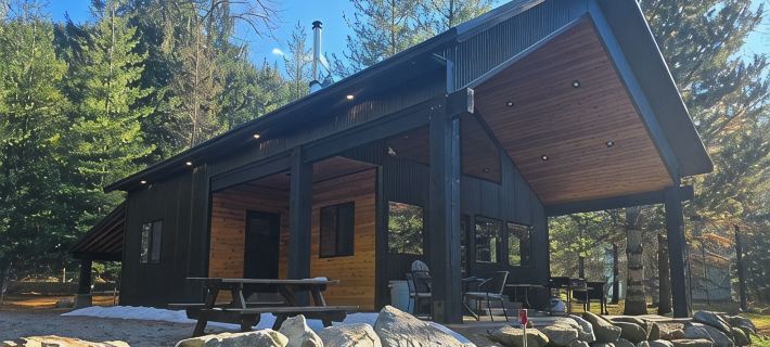 Beautiful Coeur d'Alene River  Waterfront Cabin Hotels in Shoshone County