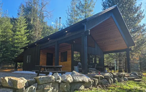 Beautiful Coeur d'Alene River  Waterfront Cabin - 4-Star
