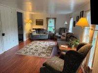 Charming Historic 4 Bdrm Farmhouse AC secluded, centrally located, fishing pond