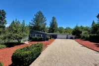 Family friendly 4-bedroom house in Oakhurst with 2 King Bedrooms, WIFI and HVAC.