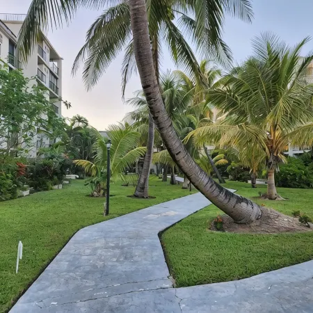 Charming beach front condo, Freeport ,Coral Beach, with AC/WiFi, salon/spa, pool