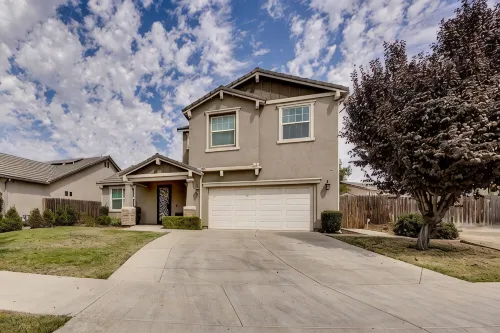 Prime Location Near Shops & Dining, 4 Mins to Downtown, 1 hr to Sequoia Nat’l Pk